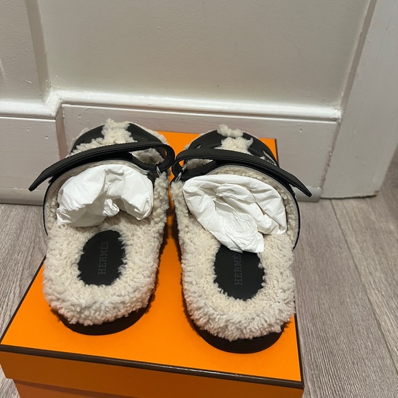 HERMES BLACK SHEARLING CHYPRE WOMENS SANDALS 36 - Picture 3 of 7
